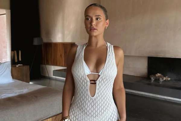 Molly Mae Hague's Height, Molly Mae Hague height, Molly Mae 2024, Molly Mae fashion, Molly Mae modeling, Molly Mae style, celebrity height comparison, height and fashion, Molly Mae posture, Molly Mae Love Island