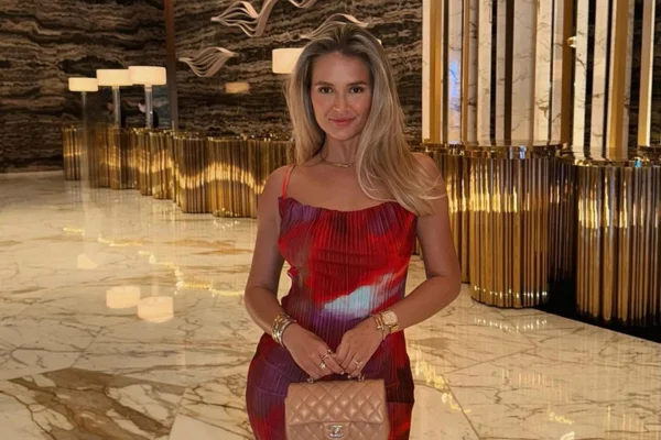 Molly Mae Hague's Height, Molly Mae Hague height, Molly Mae 2024, Molly Mae fashion, Molly Mae modeling, Molly Mae style, celebrity height comparison, height and fashion, Molly Mae posture, Molly Mae Love Island